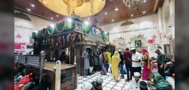 dargha inside 85vh